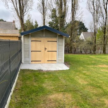 Abri de jardin en béton aspect bois 2 pentes